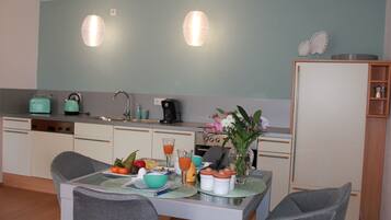 KĂŒhlschrank, Ofen, Herdplatte, GeschirrspĂŒler