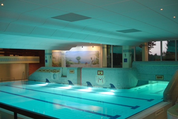 Kostenloses großes Hallenbad mit angeschlossener Sauna und Fitness-Center