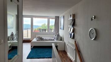 2 bedrooms, travel crib, free WiFi, bed sheets
