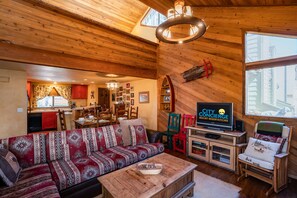 Smart TV, fireplace, DVD player, stereo