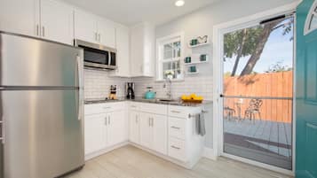 Refrigerador, microondas, parrilla de estufa y cafetera y tetera