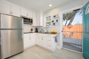 Refrigerador, microondas, parrilla de estufa y cafetera y tetera 