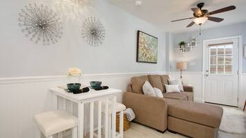 Smart TV, caminetto, lettore DVD, videoteca