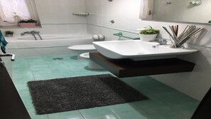 Produtos de toalete grátis, secador de cabelo, toalhas de banho 