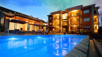 Una piscina al aire libre