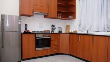 Frigorífico, microondas, horno y placa de cocina