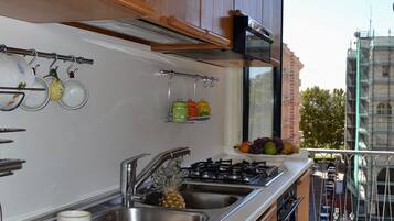 Fridge, oven, stovetop, coffee/tea maker