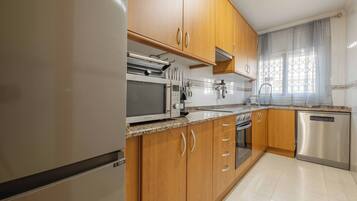 Refrigerador, microondas, horno y parrilla de estufa