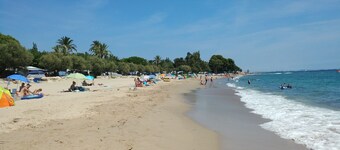 House 150 meters from the beach, swimming pool, barbecue and wallbox for electric cars.