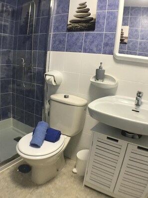 Dusj, hårføner, håndklær og såpe