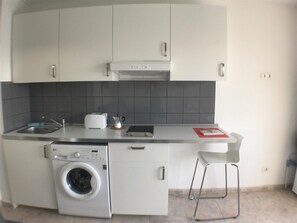 Frigorífico, microondas, placa de cocina y cafetera o tetera