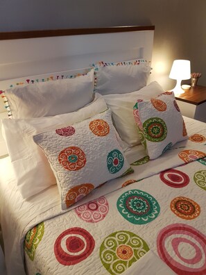 1 chambre, fer et planche à repasser, lit de bébé portatif