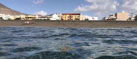 Ubicación cercana a la playa, tumbonas y toallas de playa