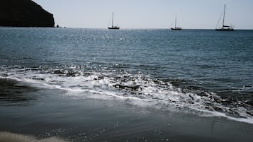 En la playa, sillas reclinables de playa, toallas de playa