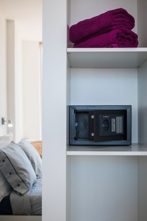 2 chambres, coffres-forts dans les chambres, fer et planche à repasser