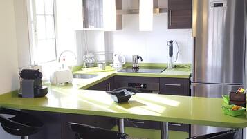 冰箱、微波炉、烤箱、炉灶