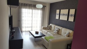 Een smart-tv en boeken