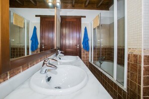 Tina, secadora de cabello, bidet, toallas
