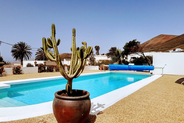 large swimming pool, wonderful view of volcanoes and Fuerteventura
