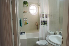 Ensemble douche/baignoire, sĂšche-cheveux, serviettes fournies