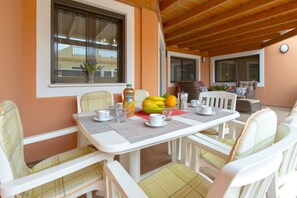 Outdoor dining - VILLA BELLA LUCIA 2 "heated pool, wifi, barbecue, tv satelite (Corralejo)
