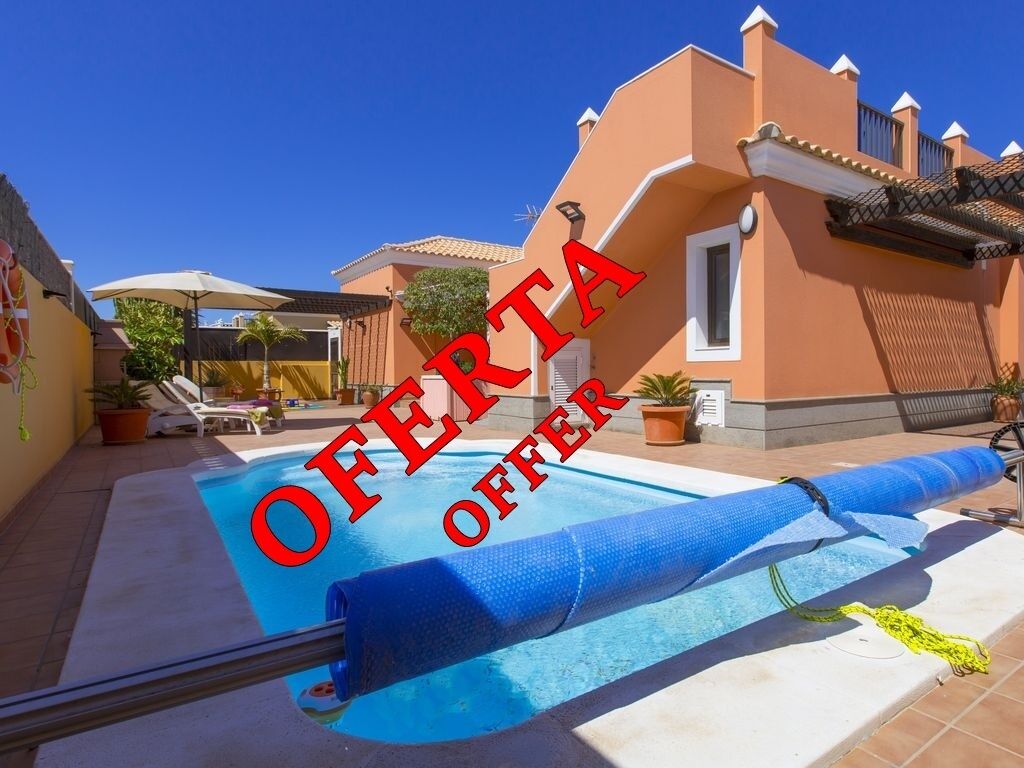 Una piscina al aire libre, una piscina climatizada