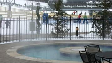 Alberca techada y alberca al aire libre