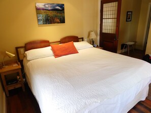 4 soverom, skrivebord, strykejern/-brett og reiseseng for barn