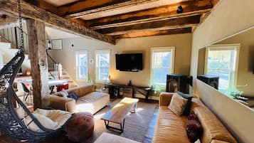 Smart-TV, Kamin, DVD-Player, BĂŒcher