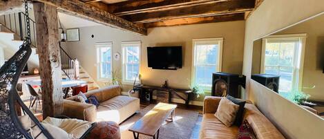 Smart-tv, pejs, dvd-afspiller, bøger