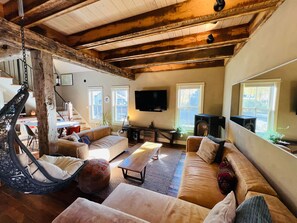 Smart-TV, peis, DVD-spiller og bøker