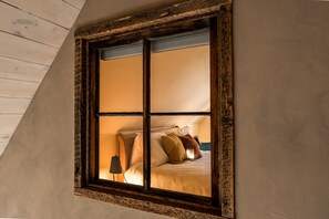 4 habitaciones, escritorio y tabla de planchar con plancha 