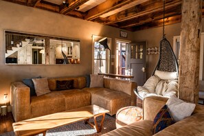 Smart-TV, peis, DVD-spiller og bøker