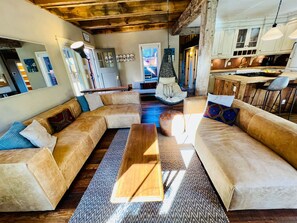 Smart-TV, peis, DVD-spiller og bøker