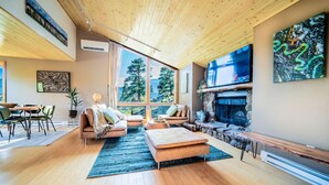 Living area - Best Views, Hot Tub Near National Park! King Beds! (Estes Park)