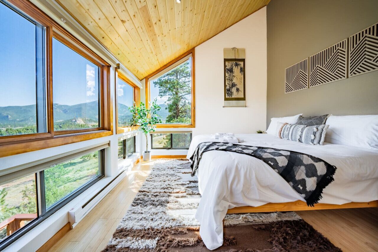 2 soverom, skrivebord, strykejern/-brett og reiseseng for barn