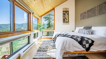 2 soverom, skrivebord, strykejern/-brett og reiseseng for barn