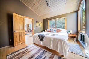 2 dormitorios, escritorio, tabla de planchar con plancha y cuna de viaje