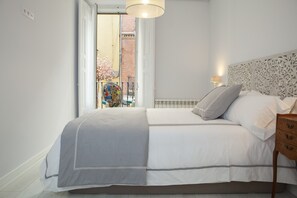 3 bedrooms, Egyptian cotton sheets, iron/ironing board, travel crib