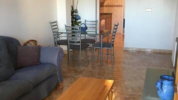 Een smart-tv en boeken