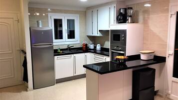 冰箱、微波炉、烤箱、炉灶