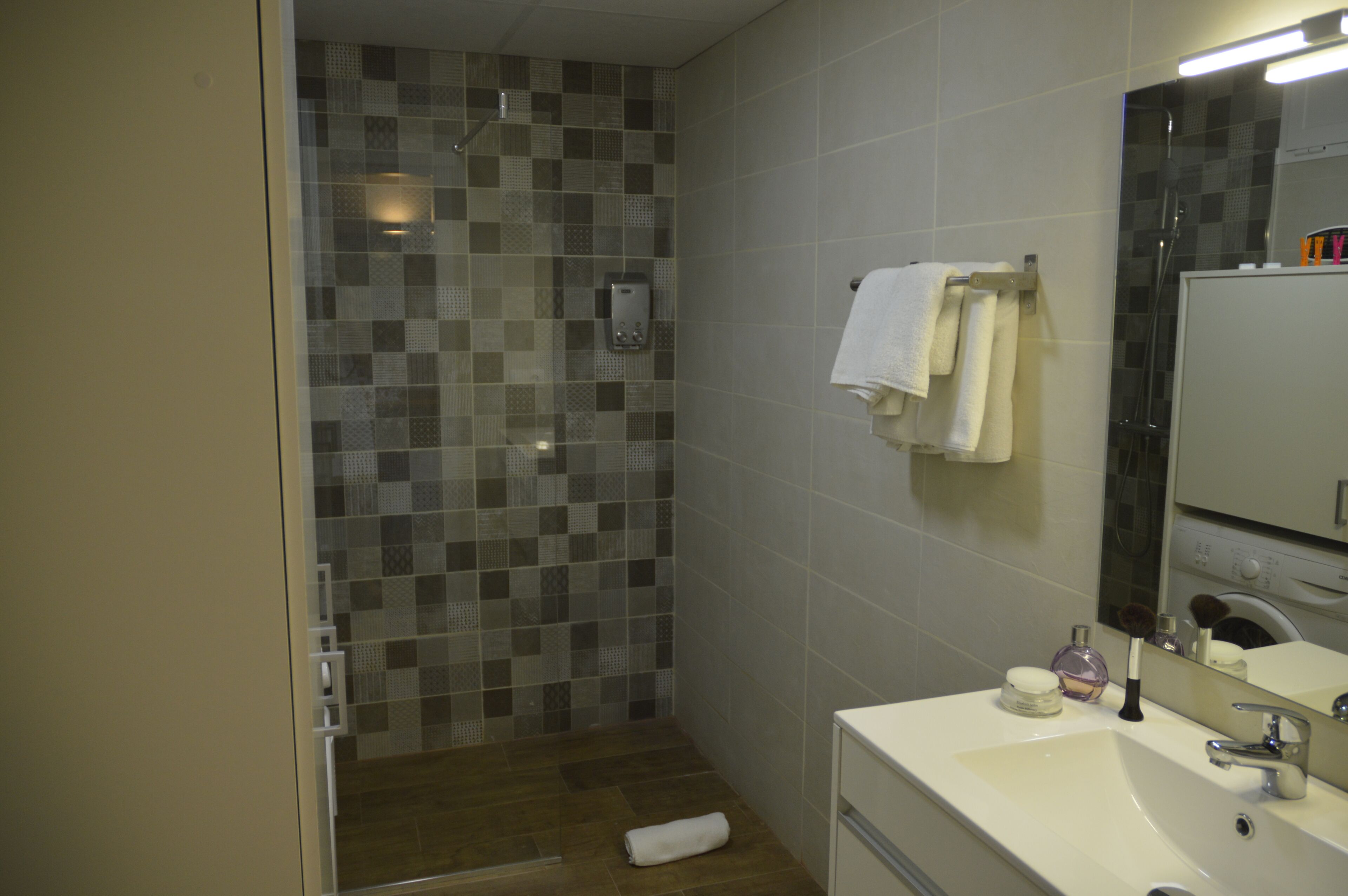 Een douche, een haardroger, handdoeken, zeep