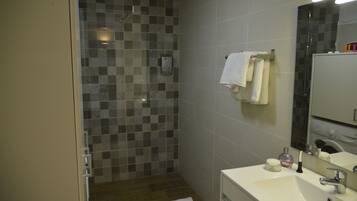 Een douche, een haardroger, handdoeken, zeep