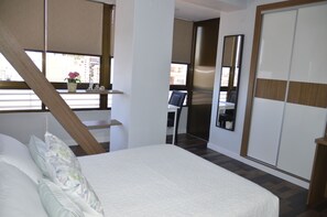 1 dormitorio, tabla de planchar con plancha, wifi y ropa de cama