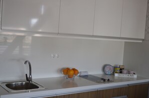Frigorífico, microondas, placa de cocina y cafetera o tetera
