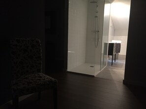 Kylpyamme, hiustenkuivaaja, bidee, pyyhkeet