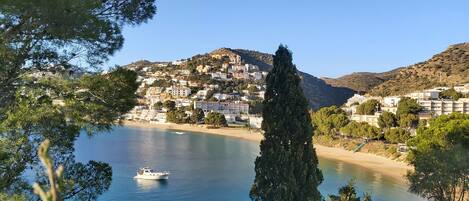 Beach nearby, sun loungers, beach towels