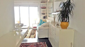 Fernseher, Kamin, DVD-Player, Bücher