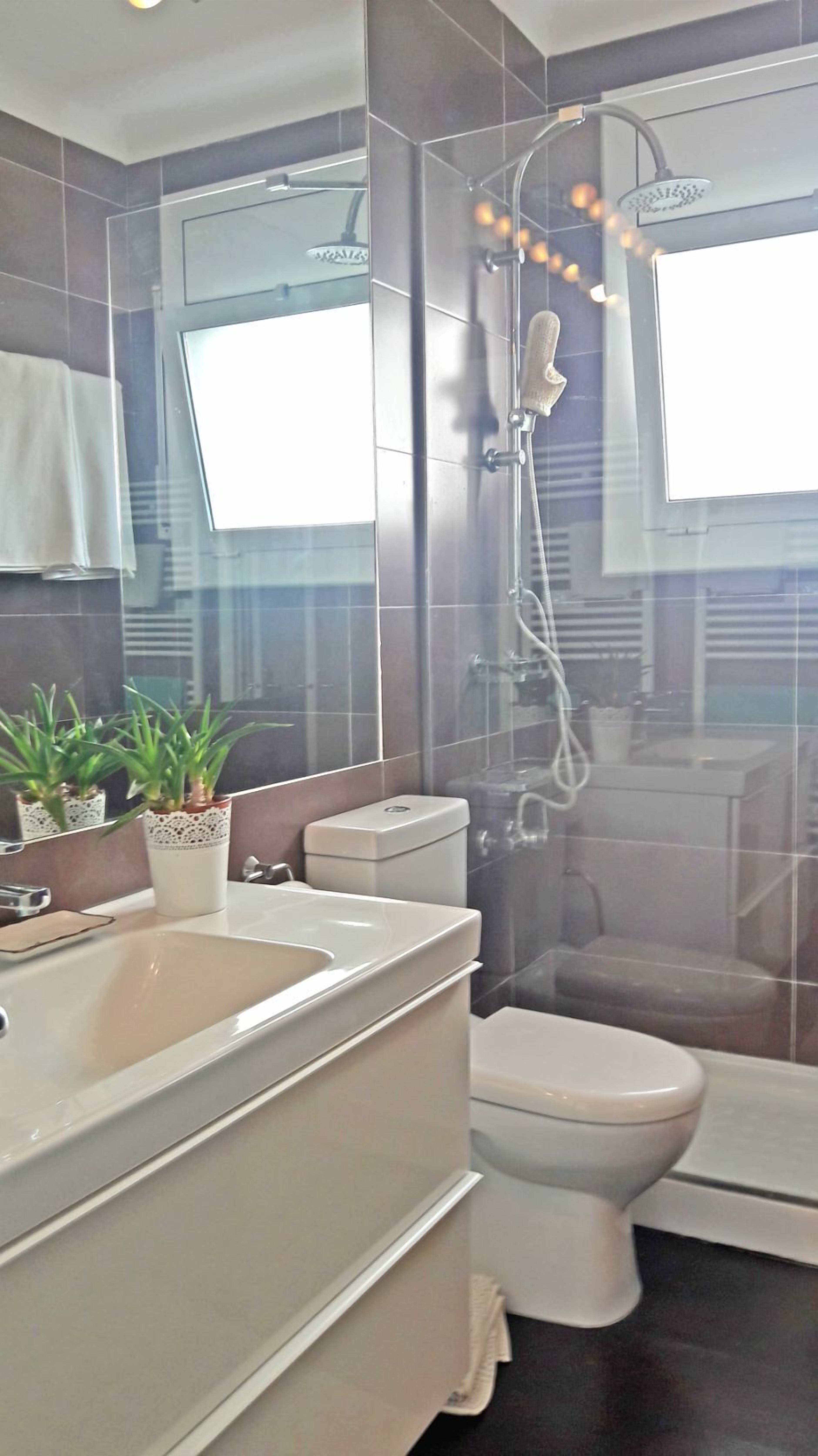 Ducha, secador de pelo, bidet, toallas