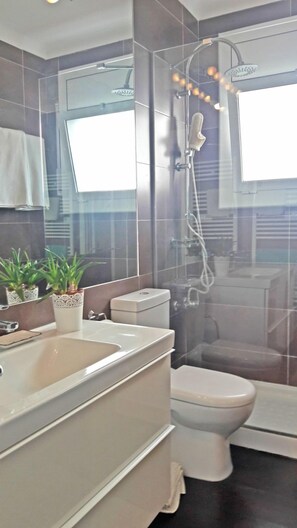 Shower, hair dryer, bidet, towels - Amazing seaview apartment 2 rooms terrace garage  5mn from beach - Casa ArteVida (Roses)